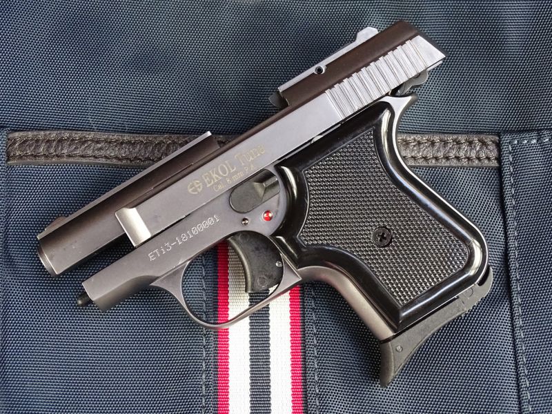 Celkový boční pohled na pistoli se závěrem v zadní poloze.