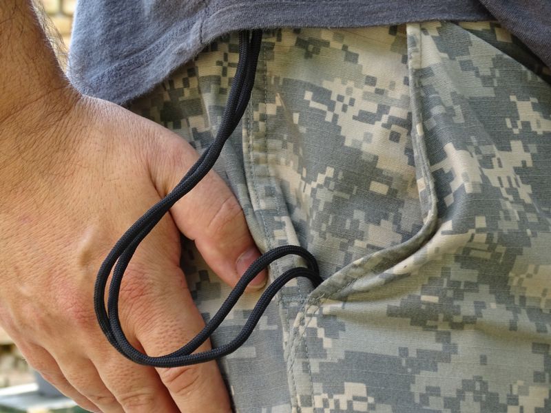 Můžete si jej také pojistit šňůrkou třeba k poutku nebo opasku.