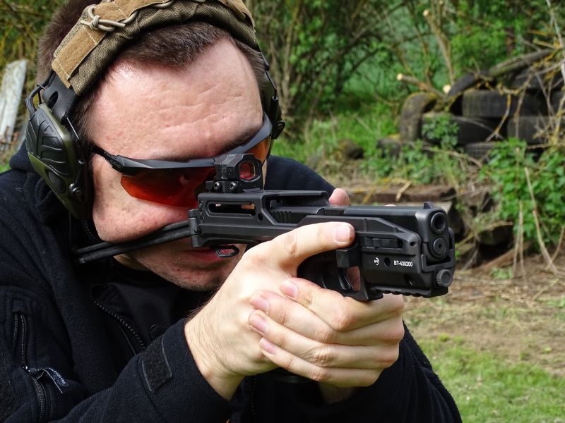 … zalícit, zamířit a „poďme“. Jen s tím zalícením se u běžné pistole určitě nesetkáme. Ovládání, ergonomie i samotná střelba – OK. No zase se určitě najdou tací, kerým zase bude vadit to či ono, ale myslím, že tentokrát jich moc nebude...