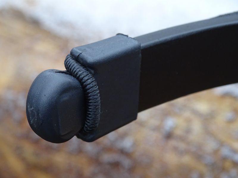 Zakončení reflexního ramene je tvořeno plastovým dílem tzv. koncovkou. Ta drží tětivu na správném místě a zajišťuje tak její bezpečné uchycení a také prodlužuje její životnost.