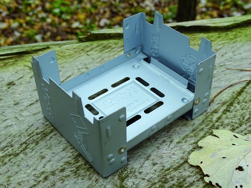 Malý vařič Esbit je výrazně menší než jeho větší kolega. Měří na délku 98 mm, na šířku 74 mm a na výšku 21 mm. Jeho hmotnost je také nižší a dosahuje rovných 87 gramů...