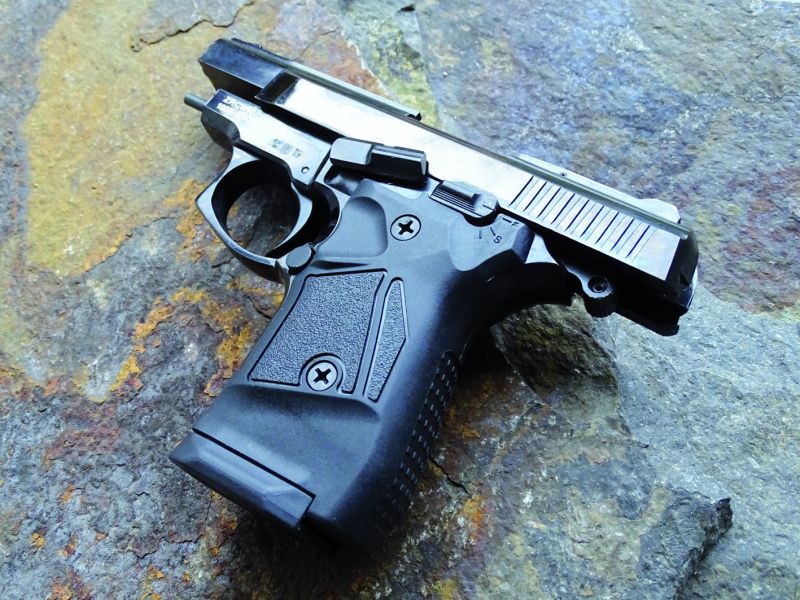 Pohled na pistoli se závěrem zachyceným ve své zadní poloze po vystřelení posledního náboje. Na obrázku také vidíme umístění samotného záchytu závěru.