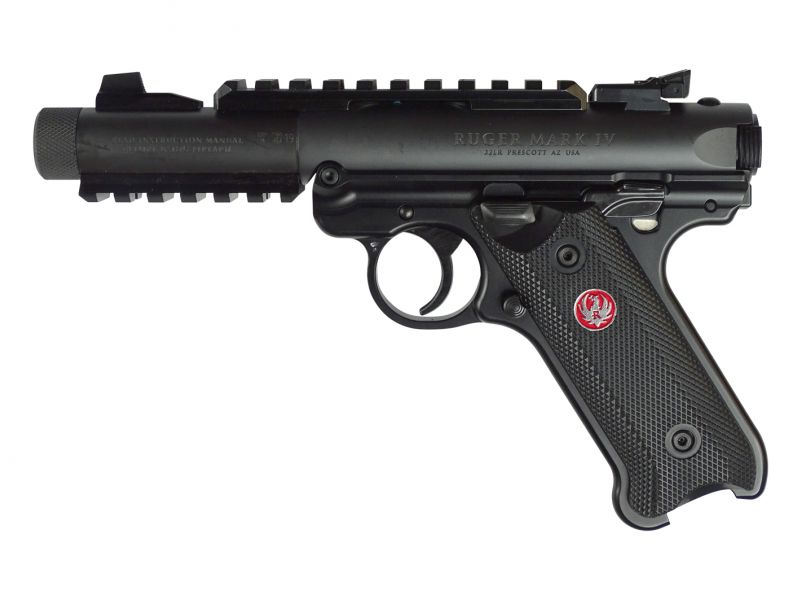 A neodpustím si alespoň jeden snímeček takticalu v klasičtějším jaksi více „Rugerovském“ provedení, kde naleznete standardní kovový rám. Horní část pistole je shodná s provedením 22/45.