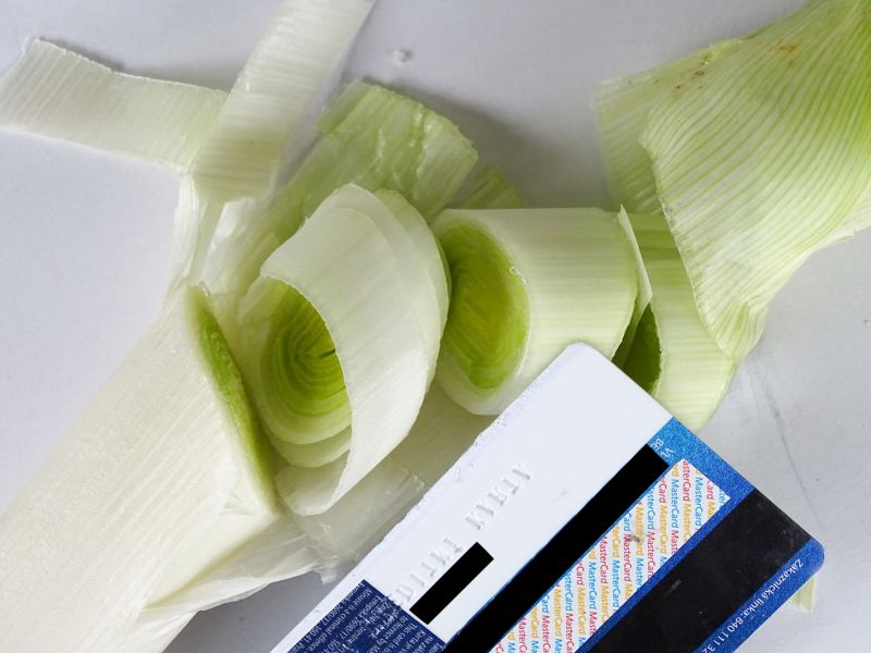 Ostrou kartou není ani problém nakrájet jakoukoli zeleninu. Papriku, okurek, mrkev, pórek – ten můžete vidět i na přiloženém obrázku. Nebude to jak nožem, ale nakrájíte to. A jak já říkám, zas takovej průser to nebude!