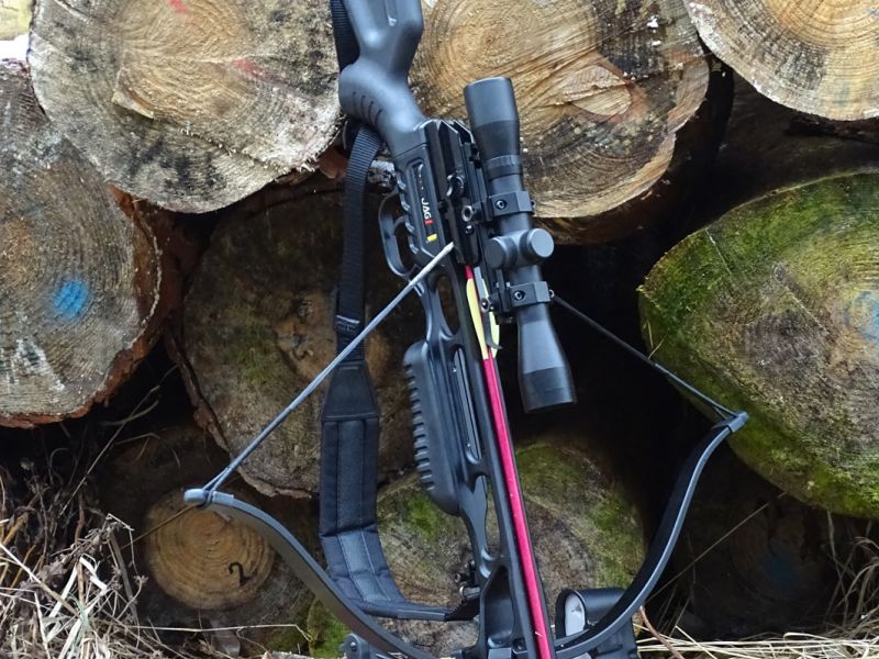 Celkový pohled na kuši JAGUAR. Tahle mechanická šelma je 890 mm dlouhá, 680 mm široká (nenatažený, pouze napnutý stav) a 155 mm vysoká (bez opického zaměřovače). Nátah kuše je 175 lbs (79,4 kg). Úsťová rychlost standarní šípové střely o hmotnosti 21 gramů dosahuje 71 ms-1, čemuž odpovídá úsťová energie střely 53 J. Hmotnost kuše je velmi příjemných 2,47 kg (bez optického zaměřovače, popruhu a držáku šípů).