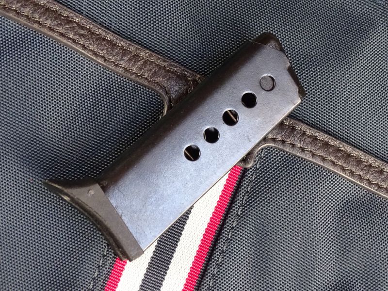 Šestiranný zásobník. Z důvodu, aby nedocházelo k unavování zásobníkové pružiny, doporučuji nabíjet pouze pět nábojů.