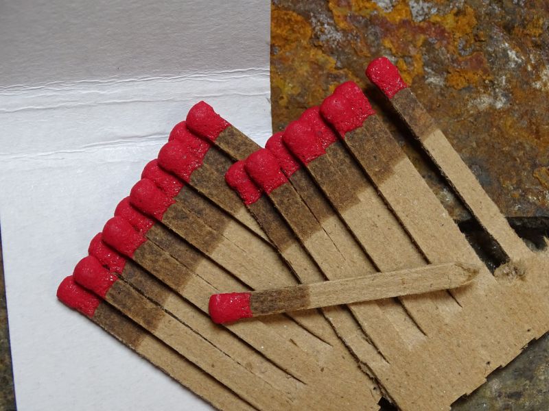 Tělo sirky je často namísto dřeva ze sololitu a je ploché. Před použitím se musí sirka odlomit.