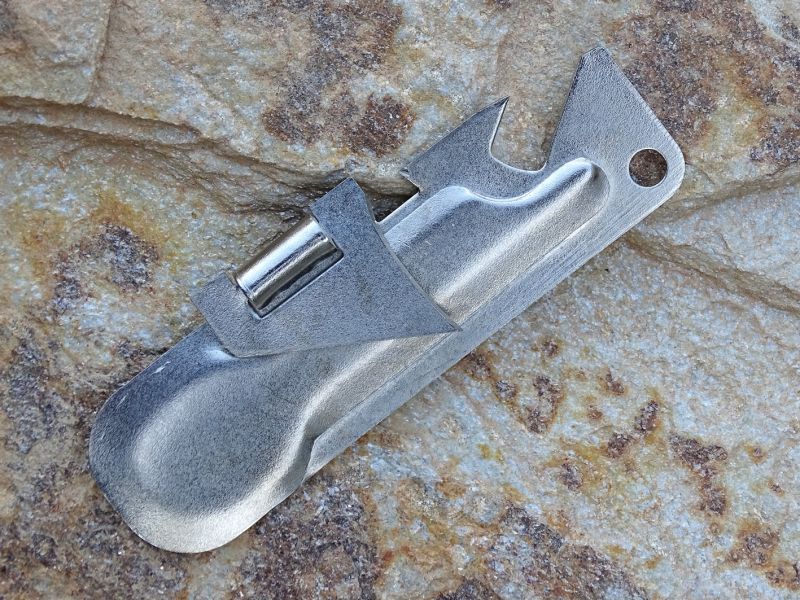 Další z řady otevíráků s integrovanou nouzovou lžičkou. Lžičkou se dá i namazat třeba rohlík nebo chleba – pokud otevřete například paštiku. I zde je integrovaný otevírák korunkových uzávěrů. Délka otevíráku je 70 mm a hmotnost 13 gramů. „Lžičkový“ Highlander je ale lepší, protože je o 20 mm delší.