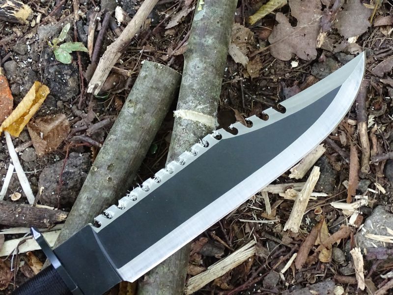 Pohled na reálnou využitelnost Rambovy pilky integrované do jeho nože.