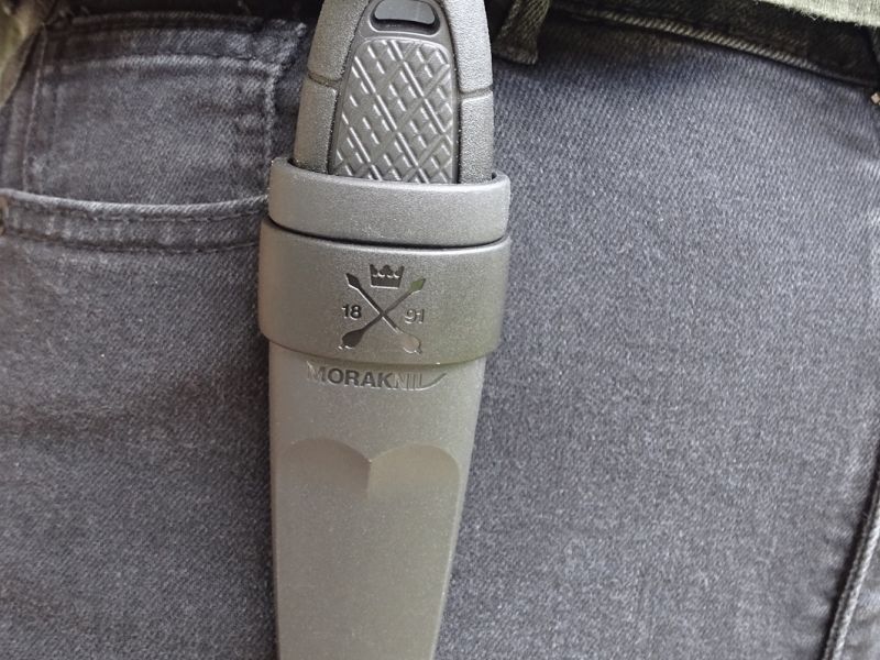 Nůž můžete za příplatkové poutko nosit i na opasku. Poutko je velikostně universální...