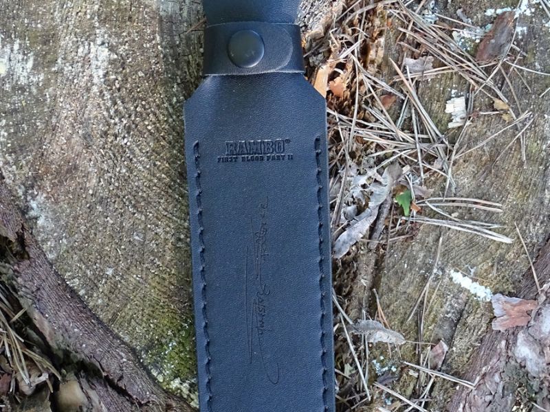 V pouzdře zasunutá dýka. I zde je replika vyrobena z umělé kůže, a i zde je vyrobena v rozumné kvalitě.