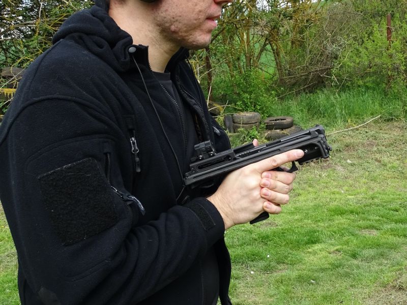 A zde koukněte na ovládání pistole s konverzí jako s běžnou pistolí. Poznáte rozdíl? Letmým pohledem si člověk ani nevšimne, že je pistole konverzí vůbec vybavena.