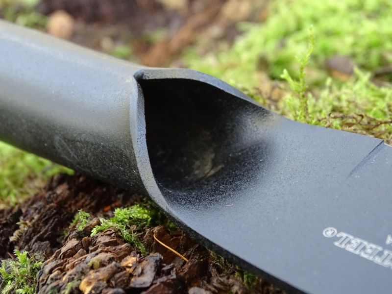 I Bowie Blade Bushman má jednoduchou a dutou rukojeť. Svařenou a zabroušenou. Také u tohoto modelu je lehce kónická zužující se směrem k ostří.