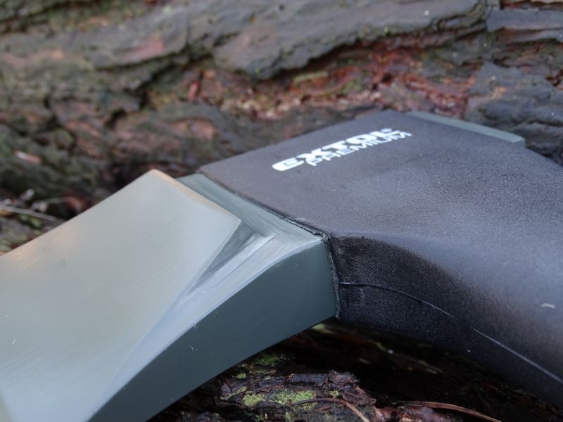 Ocelová čepel je nerozebiratelně zalita nylonem, který plynule přechází do dutého topora. Takto je vytvořen velmi pevný spoj. Nemusíte také kontrolovat pevnost spoje během práce.