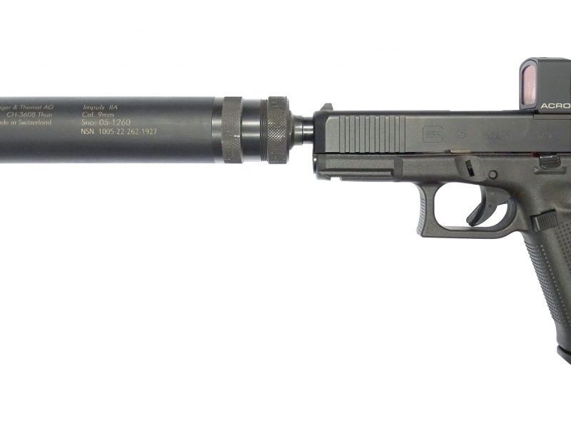 Díky prodloužené hlavni s integrovaným závitem na jejím ústí lze u pistolí Glock 45 využívat různých úsťových příslušenství. Jednak to mohou být nejrůznější kompenzátory zdvihu zbraně během střelby nebo tlumiče výšlehu plamene. Ale jednoznačně nejpoužívanějším úsťovým zařízením bude zcela určitě tlumič zvuku. Ten má za účel eliminovat projev vojenské činnosti a tudíž je nad slunce jasné, kdo bude největším a také nejčastějším uživatelem těchto kříženců.