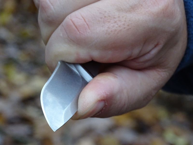 Úchop s palcem v prohlubni a s ostřím směřujícím vzhůru (vlevo) a naopak ostří situováno směrem dolů a v prohlubni je tentokrát ukazovák.