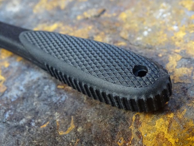 JUNGLE DART v testu velmi mile překvapil. Byť je lehoučký a droboučký, díky promyšlené konstrukci čepele, je ale také velmi účinný.