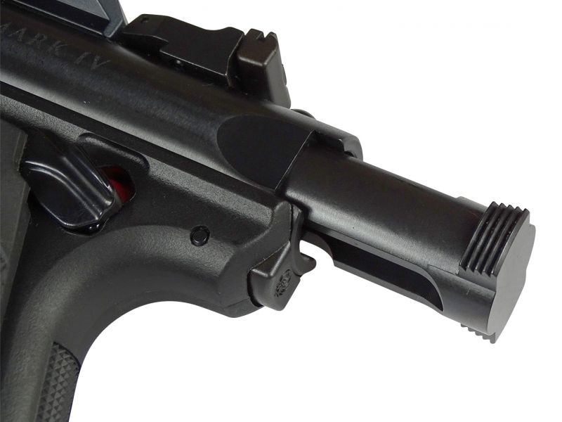 Detailní pohled na závěr pistole. Konstrukčně je umístěn uvnitř pistole (pohybuje se v pouzdru závěru). To přináší jeho vyšší odolnost vůči zhoršeným střeleckým podmínkám (prach, písek, bláto). Jeho hmatníky jsou robustně dimenzovány a jsou tak velmi dobře uchopitelné, a to i v rukavicích.