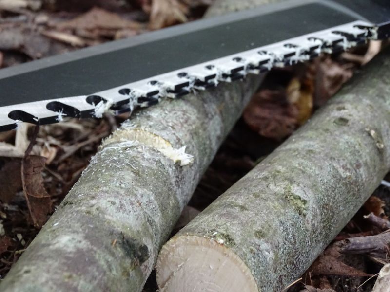 Ukázka použitelnosti dvojky jako pilky. Uříznete větev, zakrátíte dřevěný kolík a lze samozřejmě polemizovat, jak by se choval originál, kde můžeme očekávat lepší vybroušení a snad i tvarování pilových zubů.