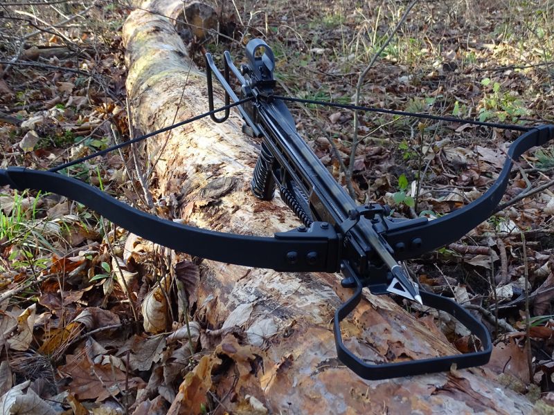 Celkový pohled na sestavenou skládací kuši Falcon s vysunutou ramenní opěrou drátěné konstrukce. Tělo kuše je u tohoto modelu vyrobeno z jediného kusu duralového odlitku. Vodící drážka pro šípovou střelu je také duralová. Ramenní opěra a nášlapný třmen jsou vyrobeny z ocelového drátu.