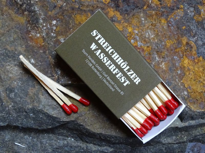 Mezistupeň v sirkové technologii. Sirky odolávající vodě a větru. Svou konstrukcí se hodí pro pobyt v přírodě a všude tam, kde hrozí krátkodobé zvýšení vlhkosti.