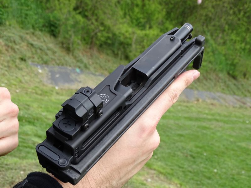 Z horního pohledu je vidět pěkně „uklizená“ sklopná ramenní opěra. A všimněte si také velkého výřezu pro bezproblémové vyhazování nábojnic.