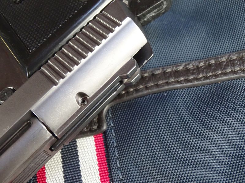 Pro ještě vyšší bezpečnost je pistolka také vybavena výstražníkem signalizujícím náboj v komoře.