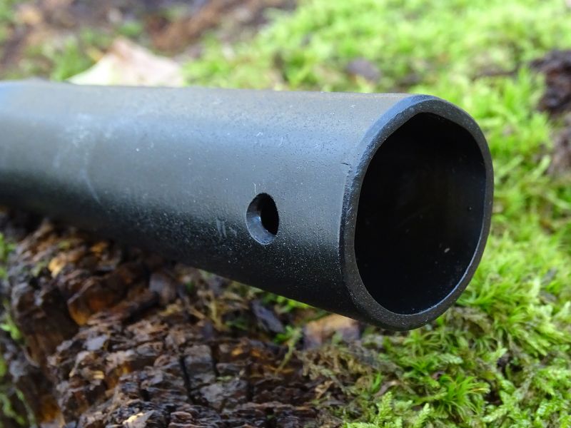 I rukojeť u Bowie Blade je opatřena kruhovým otvorem v její zadní dolní části. A také zde slouží pro zavěšení pojistné šňůry, anebo pro pojistný kolík (hřebík, vrut, ocelový drát) násady.