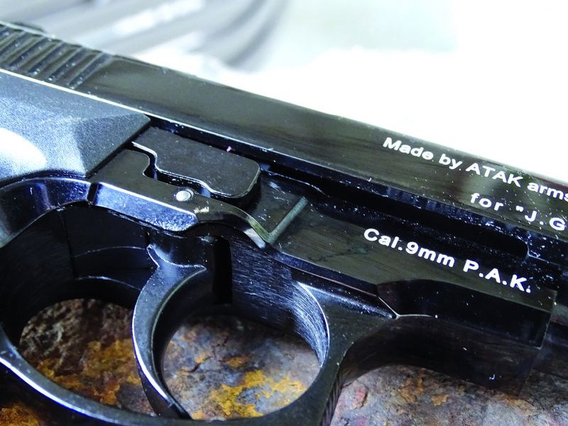 Na pravé straně pistole nad spouští je pěkně vidět část jejího táhla.