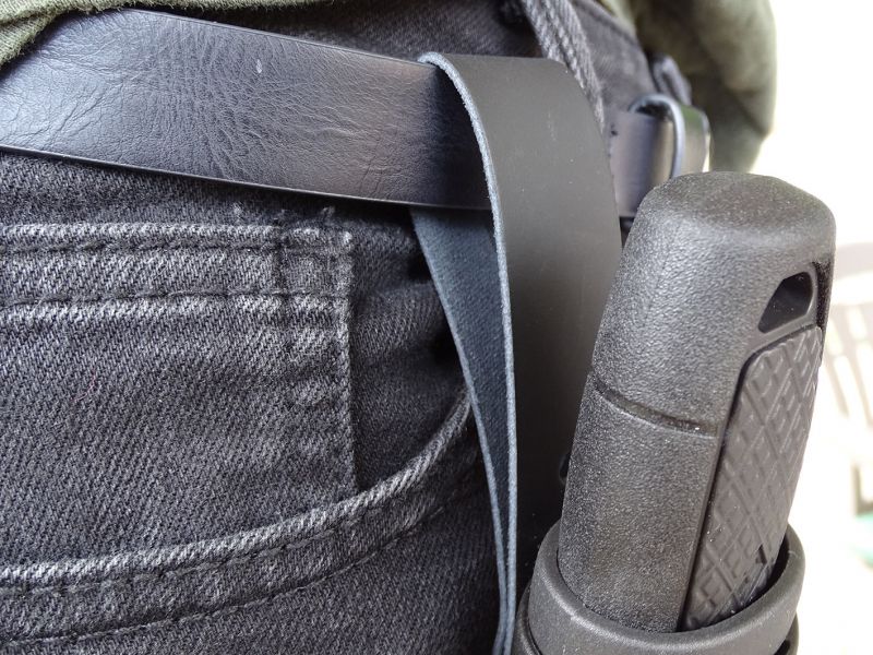 … a tak jej můžete nosit na větších, ale současně i na tenších opascích.