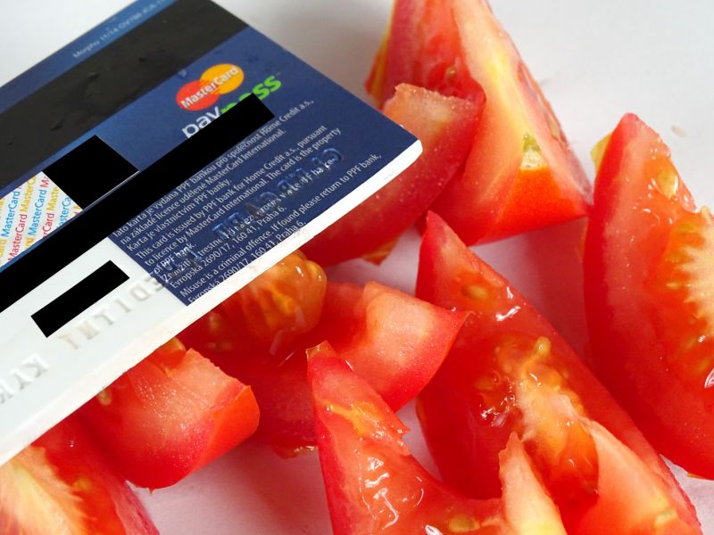 Zapomněl jsem zmínit rajče. To se vždy krájí dost blbě. Ale i tohle nabroušená karta zvládne. Asi ne na tenké plátky, ale minimálně na měsíčky či kostečky zcela určitě.