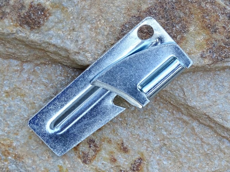 Velice kompaktní otevírák konzerv (P-38/MIL). Standardně dodáván řadě armád. Je maličký, lehký a konzervu s ním otevřete úplně parádně. Tenhle doporučuji i díky ceně, která se pohybuje kolem 15,- Kč. Můžete si ještě vybrat zda chcete otevírák v barvě stříbrné (niklování) nebo černé (brynýrování). Délka otevíráku je pouze 38 mm a hmotnost pouhé 4 gramy.