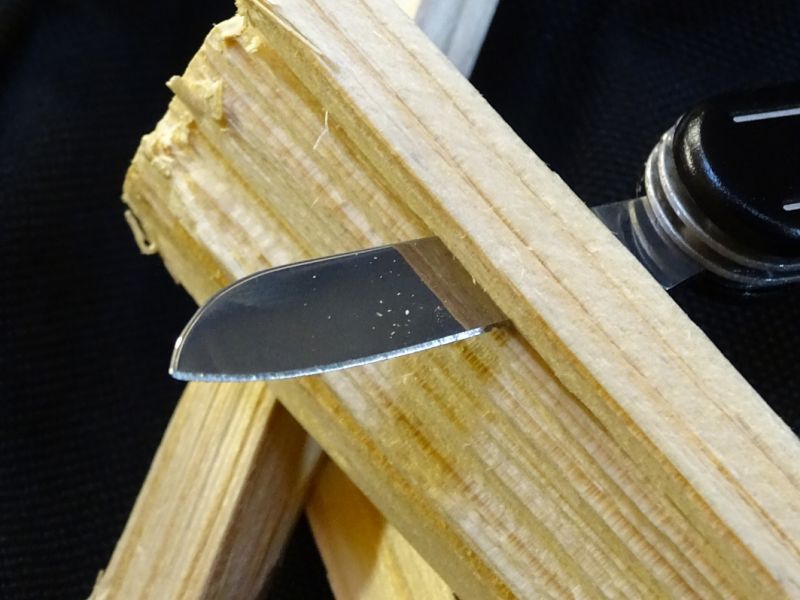 A pro tzv. pochybovače jsem ještě vyzkoušel tyto kapesní zavíráky i v praxi. Na obrázku můžete zkouknout i jednu činnost pro kterou tyto nožíky určitě vyrobeny nebyly. Prostě jsem si za pomoci čepele nože doslova naštípal a vylámal kousky dřev na rozdělání ohně. Toto zvládly všechny!