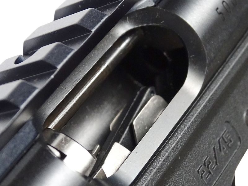 Také výhozné okénko je velikostně patřičně předimenzováno. Tato větší velikost opět napomáhá zvýšení spolehlivosti pistole. Můžete si také všimnout, že i horní taktická lišta svojí spodní dosedací částí dokonale kopíruje tvar výhozného okénka, čímž nijak neblokuje prostor vyhazovaných nábojnic.