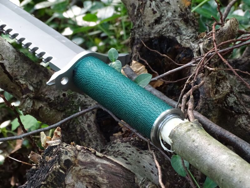 Detail spojení nože a dřevěného ratiště. Spojení je pevné a pokud použijeme vhodné dřevo (habr, jasan, akát, apod.) bude oštěp opravdová zbraň.