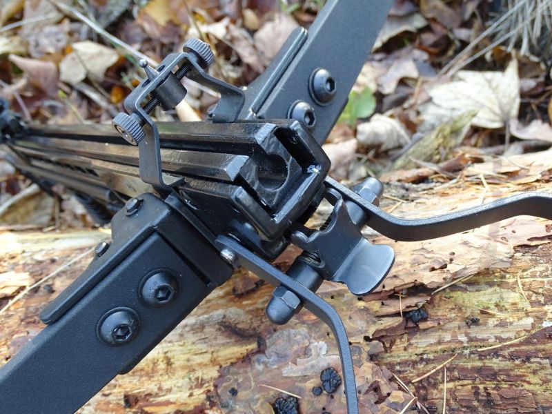 Zřejmě největším přínosem je skládací systém kuše, kdy se jednoduchým vyklopením nášlapného třmenu celá kuše sestaví do pohotovostního stavu vč. napnutí tětivy, kterou pouze postačí nasadit na končíky nátahových ramen.