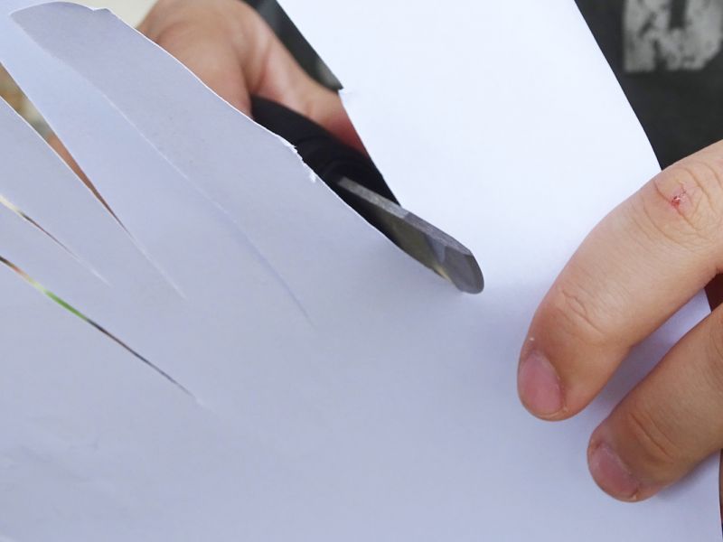 Nůž je již z výroby velmi ostře nabroušen. Koupíte a můžete používat. Žádné dobrušování není opravdu třeba.