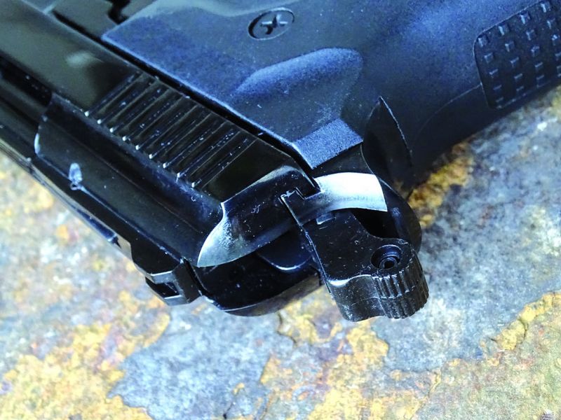 A takto pak vypadá natažený kohout ve své zadní krajní poloze.