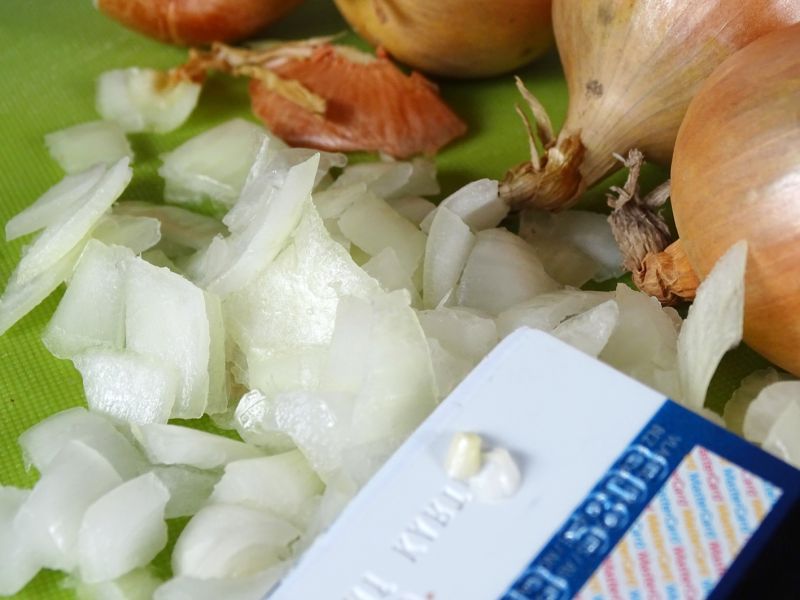 A asi to nejhorší jsem si nechal na konec – cibuli! Sakra i to nabroušená karta zvládla. Je potřeba si uvědomit, že krájíte plastem ne ocelí. Podle toho i nakrájená cibule vypadá. Je dotrhaná, není rovnoměrná, ale je nakrájená (nahrubo). Pokud si tedy s cibulí spojím to nakrájené maso, tak fakt ten guláš za pomoci kreditky zvládnu!