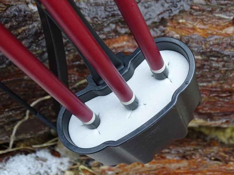 Do předního držáku šípů můžete nasadit až tři šípy. Ochranná „hlava“ držáku je vyplněna pěnou, která umožňuje použití jak terčových, tak i loveckých hrotů.