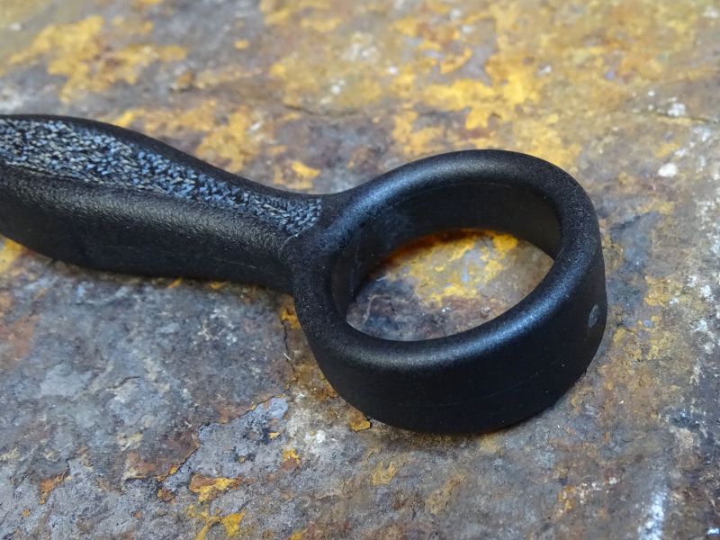 Velkým „O“ kroužkem zakončená rukojeť RING DAGGER dýky.