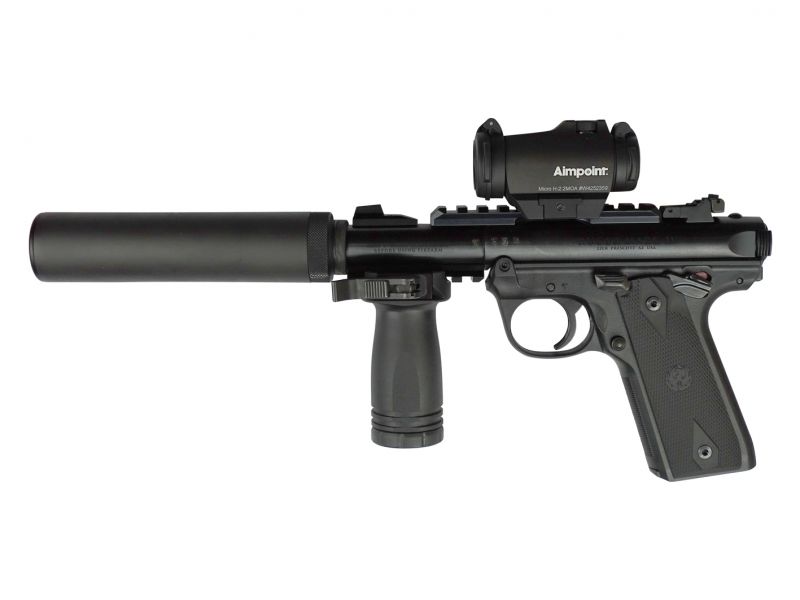 Takto může vypadat Mark IV pokud je osazen nejen elektrooptickým zaměřovačem a taktickou přídavnou rukojetí, ale také výkonným tlumičem zvuku. Těchto úsťových zařízení se vyrábí mnoho provedení s vícero vnitřním konstrukčním řešením. A je tedy na samotném střelci, které úsťové zařízení si zvolí.