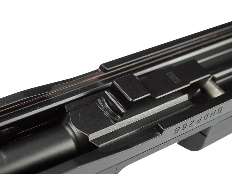 A ještě jeden detail zachycující technické řešení ozubu hlavně, který se díky dynamickému systému zbraně konstrukčně liší od „standardních“ pistolí Glock.