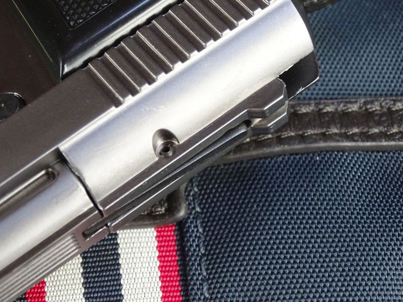 Výstražník je konstrukčně spřažen s vytahovačem nábojnic.