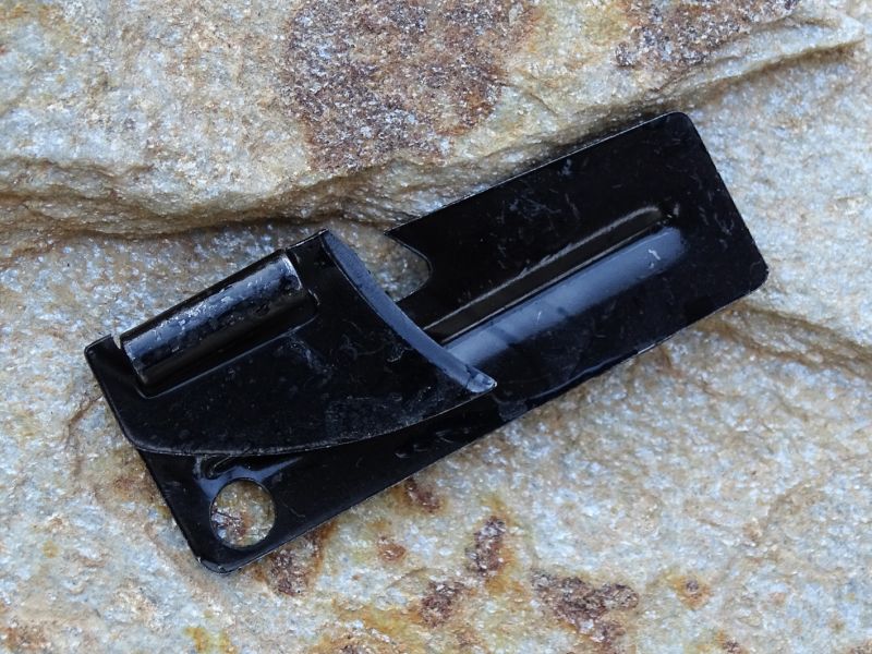 Pokud tedy vybrat, tak fajn je „lžičkový“ Highlander. Dobré, ale velké a těžké jsou český KDS a slovenská klasika. Pak český armáďák, Ital a pak vynikající P-38! Hodně bude záležet, kde a jak ho budete používat...