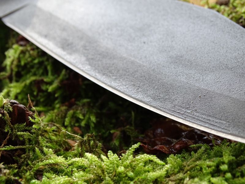 Větší Bowie čepel je již z výroby také poměrně slušně nabroušena a umožňuje tak použití nože ihned po jeho zakoupení bez nutnosti dobrušování.