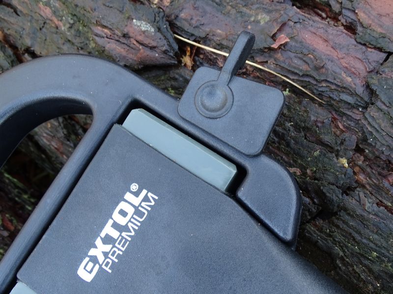 Všechny sekery řady Premium jsou již z výroby dodávány společně s polymerovým pouzdrem. Pouzdro je vybaveno jednoduchým zámkem, který drží sekeru v pouzdře a brání tak jejímu vypadnutí. Pouzdro zabrání během přepravy případnému pořezání o ostří a také dovoluje díky integrovanému „uchu“ pohodlné a bezpečné přenášení. Pokud budete mít sekeru v pouzdře jen tak volně položenou v kufru auta, tak se nemusíte bát, že vám například ostří sekery poškodí interiér při přejezdu nerovností nebo při případném intenzivním brždění – jako jsem zažil sám.