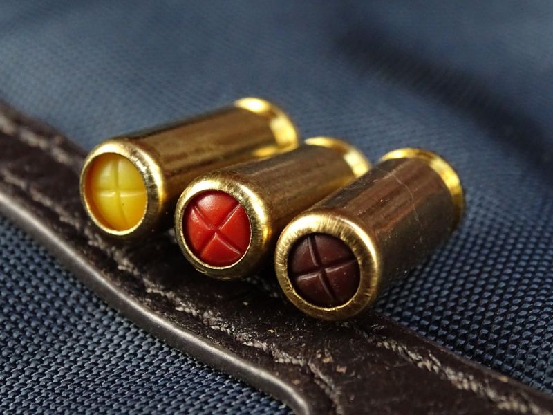 Tři typy běžně dostupných sebeobranných nábojů: plynový CS, pepřový a super pepřový.