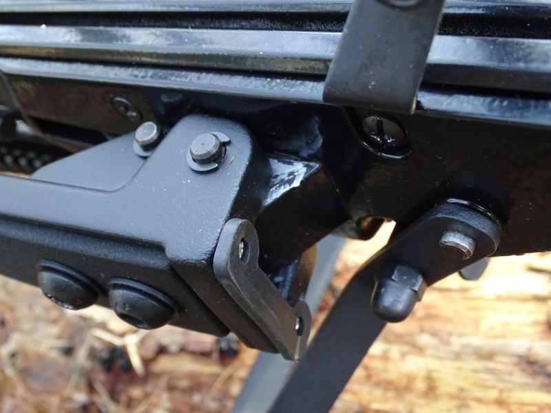 Celý pákový mechanismus je vyroben z duralu jako samotné tělo kuše. Pouze čepy a šrouby jsou ocelové.