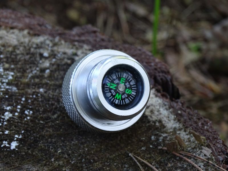 Malý kompas umístěný do vnitřní části ukončovacího dílu duté rukojeti. Opět vyroben z tvrzeného hliníku, opět nemagnetický tak, aby co nejméně ovlivňoval funkci kompásku.